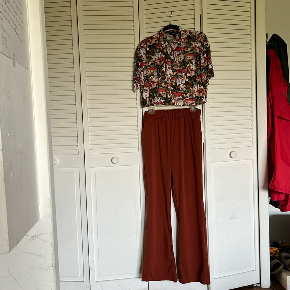 SET - Tropical Island Print Short Vrop Top Shirt NWOT Sz L